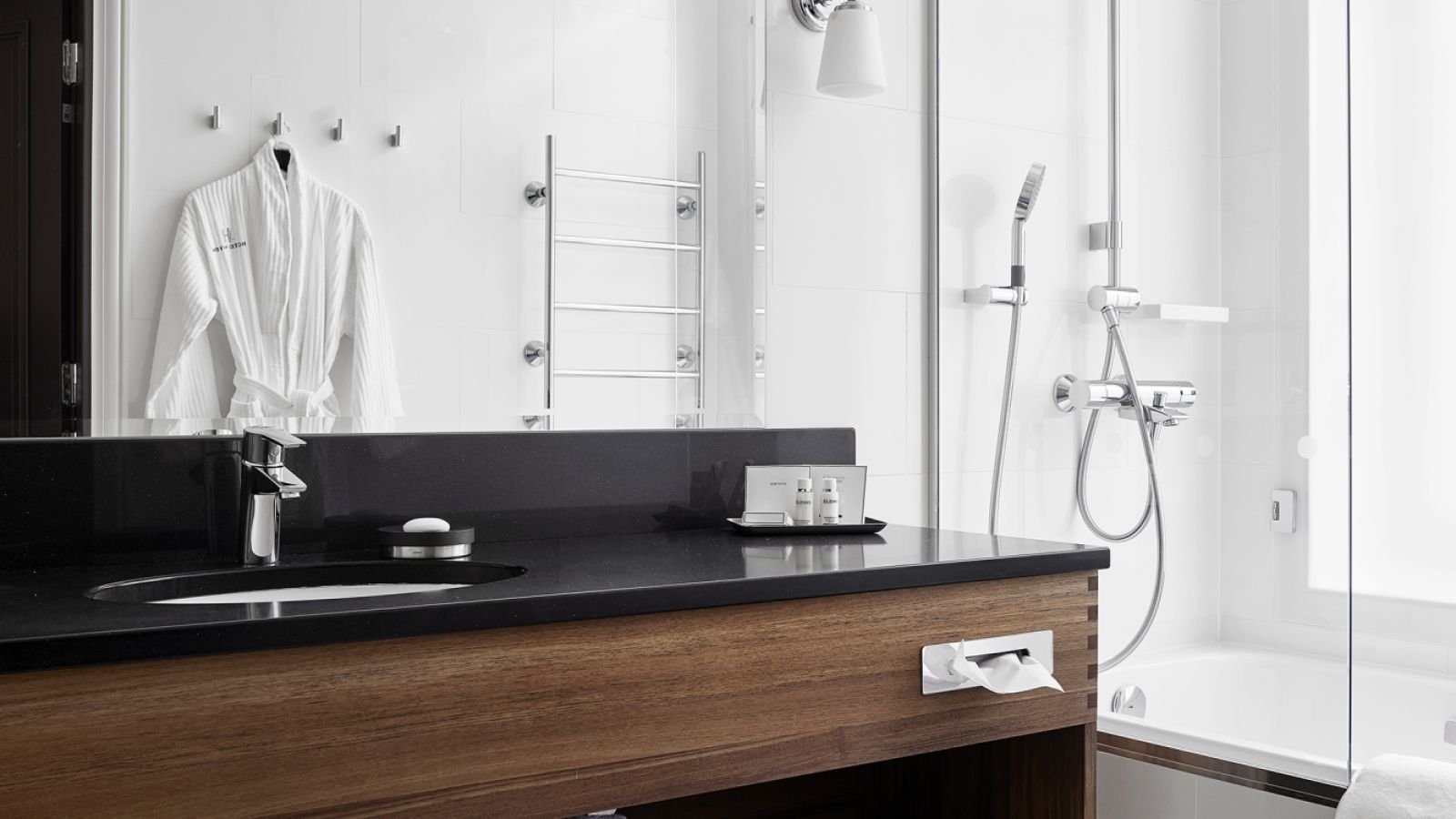 Hotel_Haven_Guestroom_Grand_Deluxe_Bathroom_003