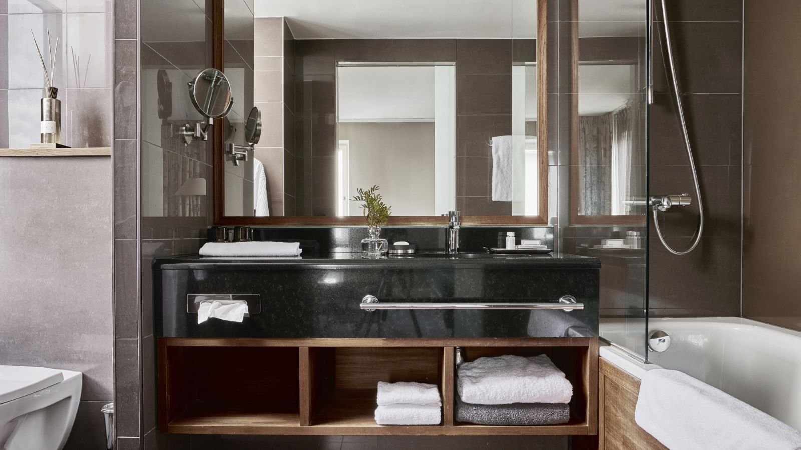 Hotel_Haven_Guestroom_Grand_Deluxe_Harbour_Seaview-_bathroom_001.jpg